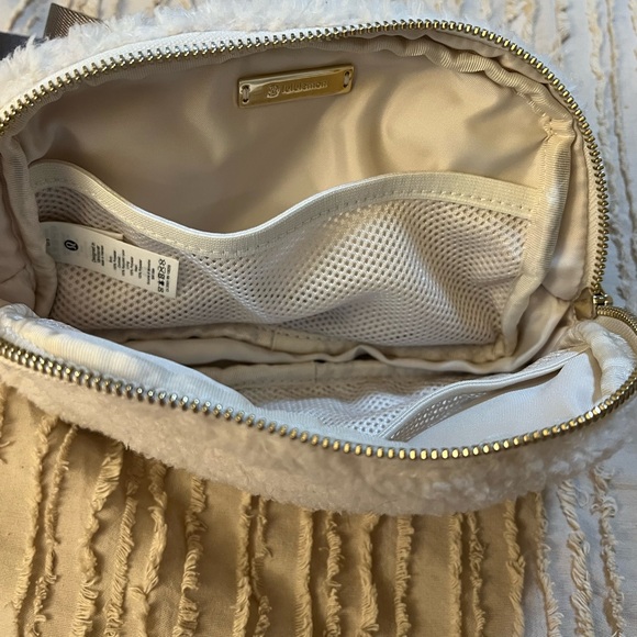 NWT authentic LuluLemon fleece  everywhere belt bag in cream . - Picture 3 of 5